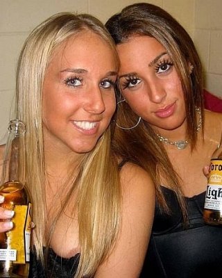 Blondes gemischtes Teenie zieht sich drinnen aus und posiert für die Kamera
 #68332996