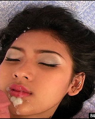 Asiatische Nutte saugt und fickt einen gigantischen weißen Schwanz
 #70032149