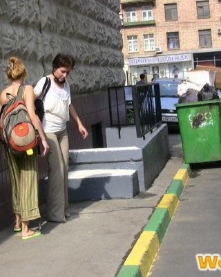 Zwei Damen machen sich in einer anderen Stadt in die Hose und ziehen sich auf der Straße um
 #73240677