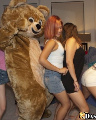 Viele betrunkene Partygirls saugen und ficken bei einer wilden Sexorgie
 #68363739