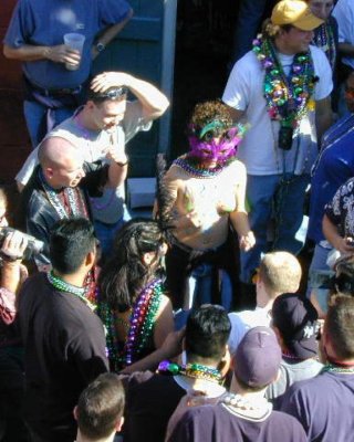 Betrunkene Küken zeigen ihre Titten und werden in Mardigras fotografiert
 #77132988