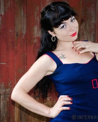 Siouxsie q gebunden in Metall auf roten High Heels mit Ballgag und Nippelklemmen
 #70800783