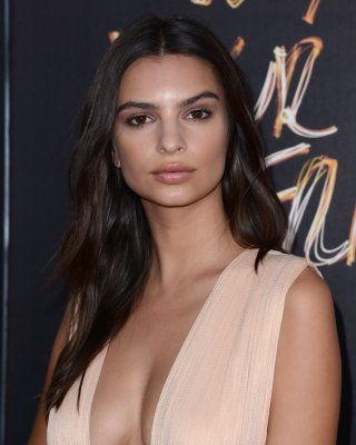 Emily ratajkowski cleavy und langbeinig zeigt riesige Brüste
 #75154535