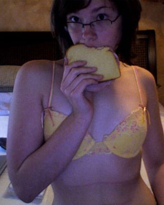 Bilder einer geilen Mieze, die mit sich selbst auf dem Bett spielt
 #68362518