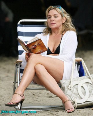 Kim cattrall zeigt Titten und Arsch und posiert sexy im Bikini
 #75425479