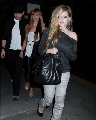 Avril Lavigne Looking Fucking Drunk In Some Club Paparazzo Photos