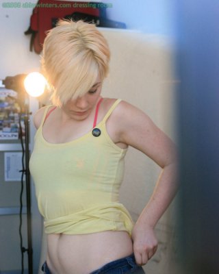 Zierliche Blondine nackt im privaten Umkleideraum erwischt
 #78671948