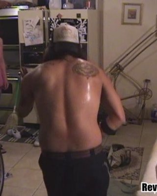 Hinterwäldler-Ehemann wird beim Wichsen einer jungen Tussi erwischt
 #77720786