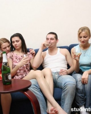 Viele geile Bilder mit anzüglichen Bimbos, die ihre Körper zeigen und einen Gruppenfick genießen
 #76826877