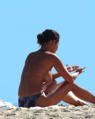 Sehen Sie dieses FKK-Mädchen, das sich am öffentlichen Strand ausstreckt
 #72255731