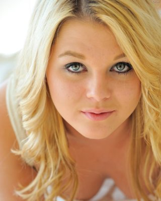 Fiese blonde Babe mit sexy Beinen fingert ihren Arsch und ihre Muschi
 #78383485