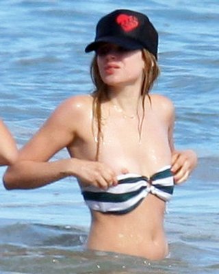 Avril lavigne nippel popout aus ihrem bikini-oberteil am strand paparazzi schießt
 #75336864