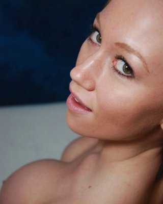 Blonde flexible Teenie-Turnerin saugt und fickt in gewundener Pose
 #74539693