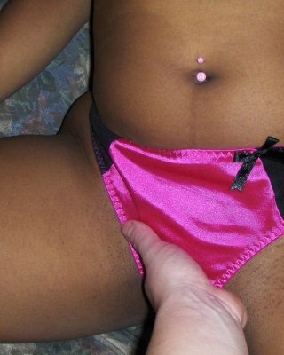 Amateur Ebenholz gf gibt interracial hausgemachte handjob und blowjob
 #77821233