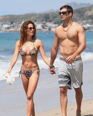 Brooke Burke Paddle Surfing In Bikini On The Malibu Beach