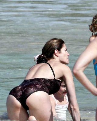 Stephanie Seymour zeigt ihren Arsch und posiert sexy
 #75406403