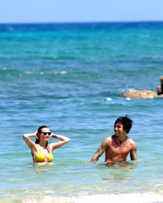 Ashlee simpson nippel slip und bikini posieren für paparazzi
 #75422200