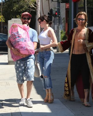 Rose McGowan Flaunting Her Huge Assets Braless In White Belly Top And Ripped Jea