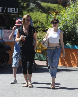 Rose McGowan Flaunting Her Huge Assets Braless In White Belly Top And Ripped Jea