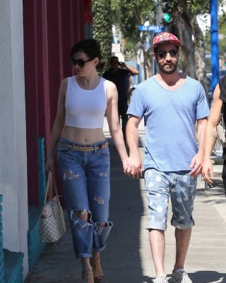 Rose McGowan Flaunting Her Huge Assets Braless In White Belly Top And Ripped Jea