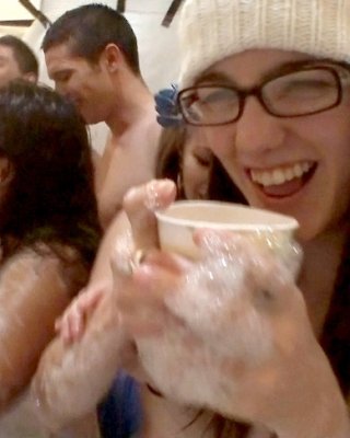 Schauen Sie sich diese erstaunliche College fucking Schaum Party nassen Bikini Babes bekommen fucke
 #76777060