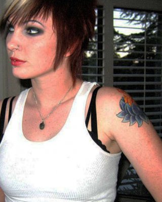 Bildergalerie einer Amateur-Punk-Hottie, die ihre Tattoos zeigt
 #67649175