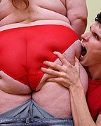 Ihre riesigen bbw Hintern ist in roten Höschen und er tastet es, leckt es, und dann fickt 
 #71770376