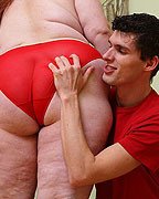 Ihre riesigen bbw Hintern ist in roten Höschen und er tastet es, leckt es, und dann fickt 
 #71770380