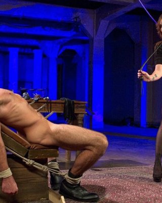 Bella rossi femdom mit bound sub und chastised schwanz im bdsm kerker
 #70883798