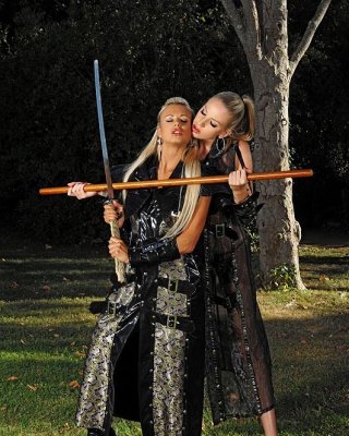 Ashley bulgari &amp; danielle maye samurai mädchen saugen auf schwert
 #70139035
