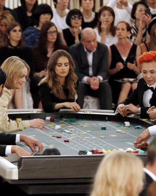 Rita Ora zeigt riesiges Dekolleté bei der Chanel-Modenschau
 #75159187