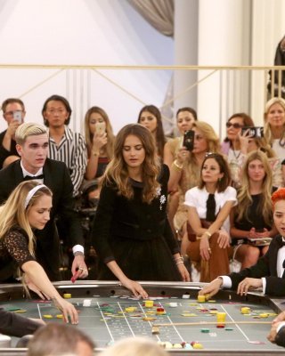 Rita Ora zeigt riesiges Dekolleté bei der Chanel-Modenschau
 #75159197