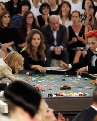 Rita Ora zeigt riesiges Dekolleté bei der Chanel-Modenschau
 #75159207