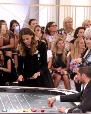 Rita Ora zeigt riesiges Dekolleté bei der Chanel-Modenschau
 #75159214