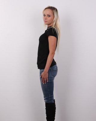 Hermosa estudiante rubia posando
 #67438772