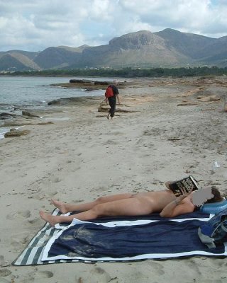 Naked Couple Caught Playing In Cowgirl Right On The Beach