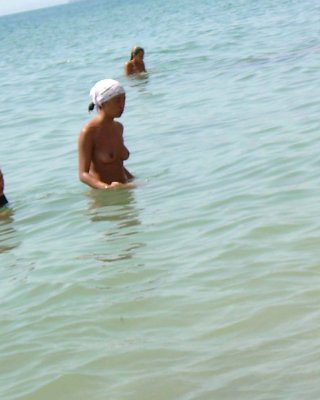 Naked Couple Caught Playing In Cowgirl Right On The Beach