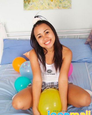 Süßes asiatisches Babe bläst gelbe Luftballons auf
 #69979788