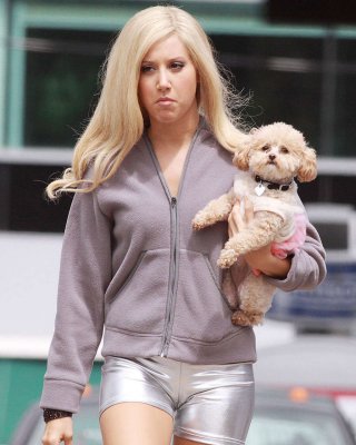 Ashley tisdale entblößt fucking sexy Körper und heißen Arsch in silbernen Shorts
 #75345752