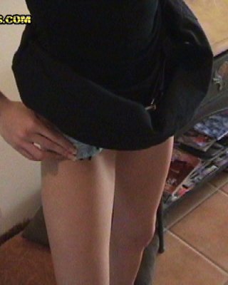 セクシーな素人娘が見知らぬ男にフェラをしているところを盗撮される
 #74575599