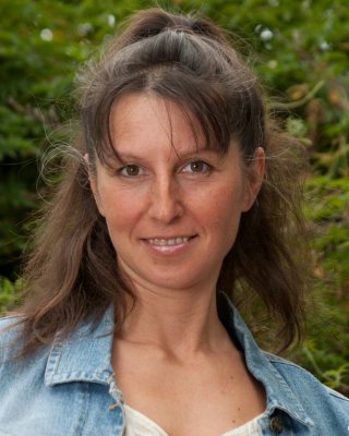 Mageres Babe zieht sich aus, um mit ihrem unrasierten Gemächt zu prahlen
 #77297966