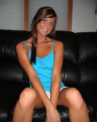 Sweetadri auf der Couch mit einem blauen Top und weißem Rock
 #74924274