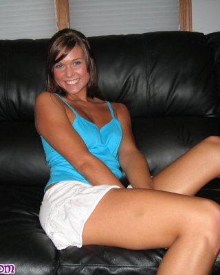 Sweetadri auf der Couch mit einem blauen Top und weißem Rock
 #74924276