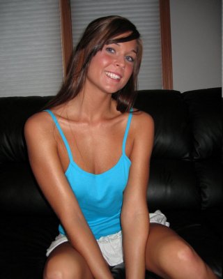 Sweetadri auf der Couch mit einem blauen Top und weißem Rock
 #74924278
