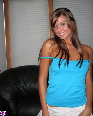 Sweetadri auf der Couch mit einem blauen Top und weißem Rock
 #74924288