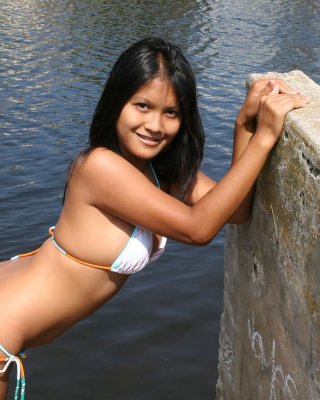 Kat jung :: teenie asiatische kat blinkt Titten im Freien mit keine Scham
 #69933931