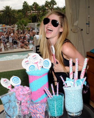 Avril lavigne schöne freche titten in sexy dessous
 #75330990