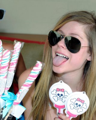 Avril lavigne schöne freche titten in sexy dessous
 #75330999