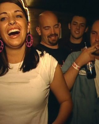 Una puta borracha y juguetona en un club me muestra sus tetas
 #78924300