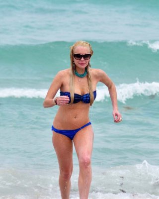 Lindsay lohan sexy und heiß bikini und titten slip paparazzi photos
 #75303038